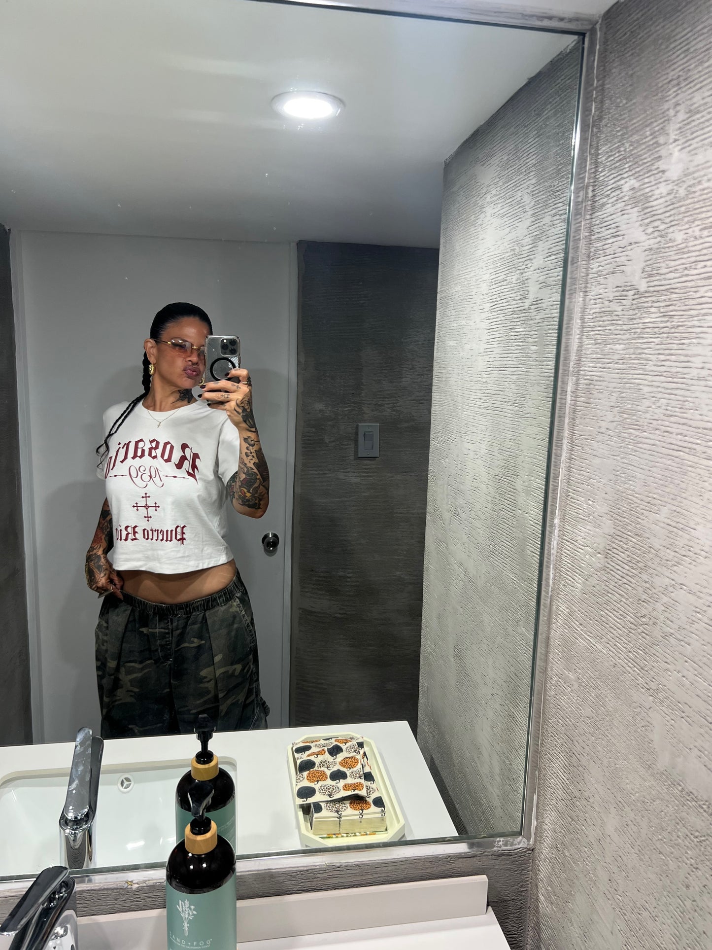 “Classic Rosario1939” tee in cream crop top