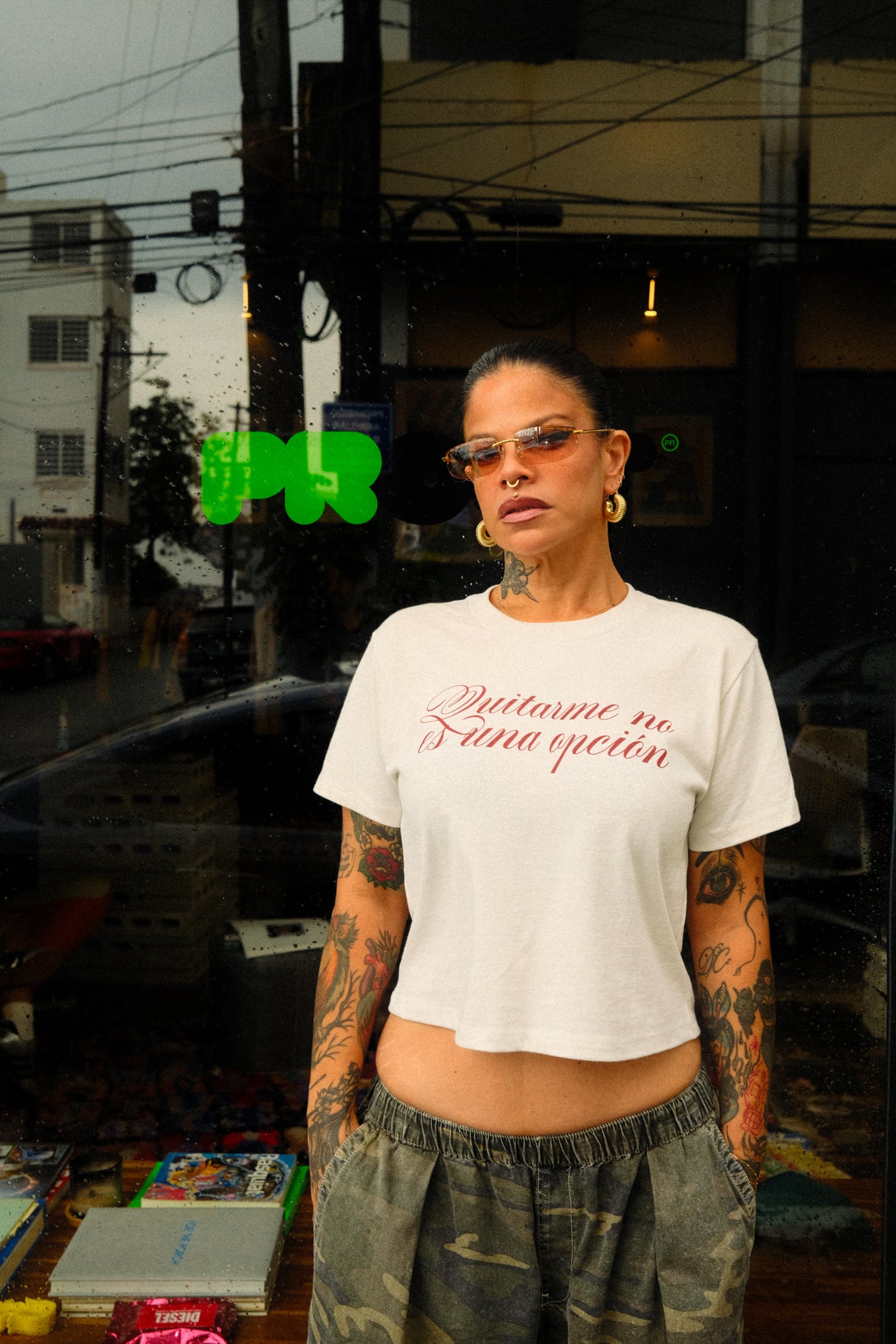 “quitarme no es una opción” crop top tee